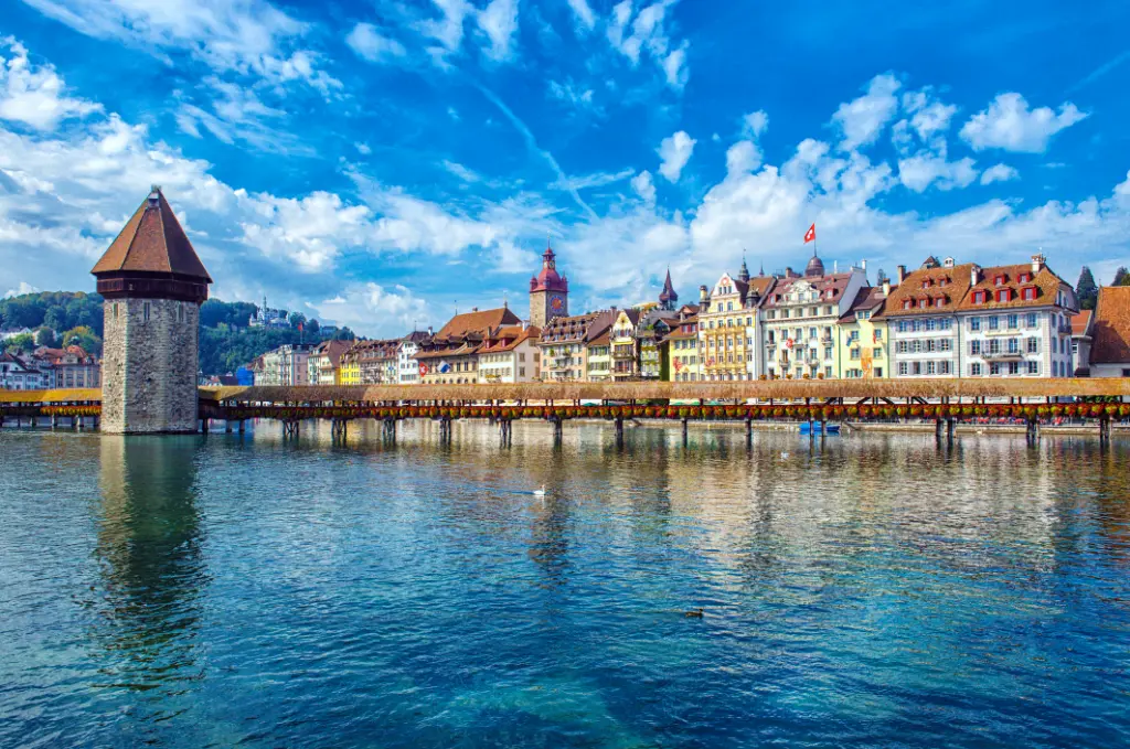 Alter Turm und Brücke in Luzern Schweiz