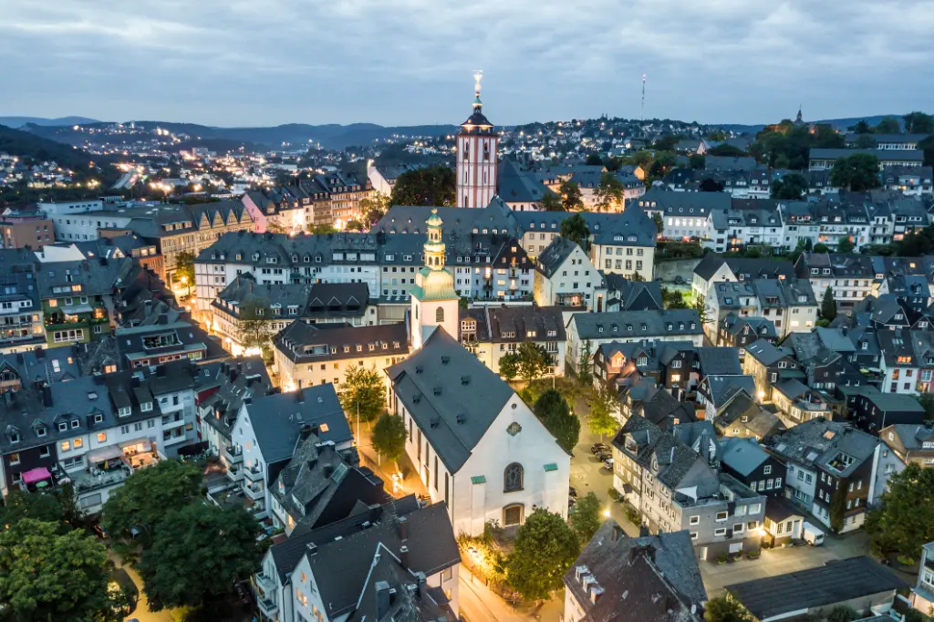 Luftaufnahme über die Altstadt von Siegen in der Abenddämmerung. Nordrhein-Westfalen, Deutschland