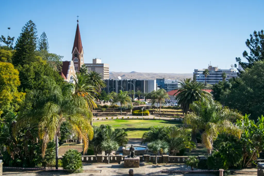 Blick auf die Christuskirche und das Stadtzentrum von Windhoek vom Parliament Park aus - Windhoek, Namibia