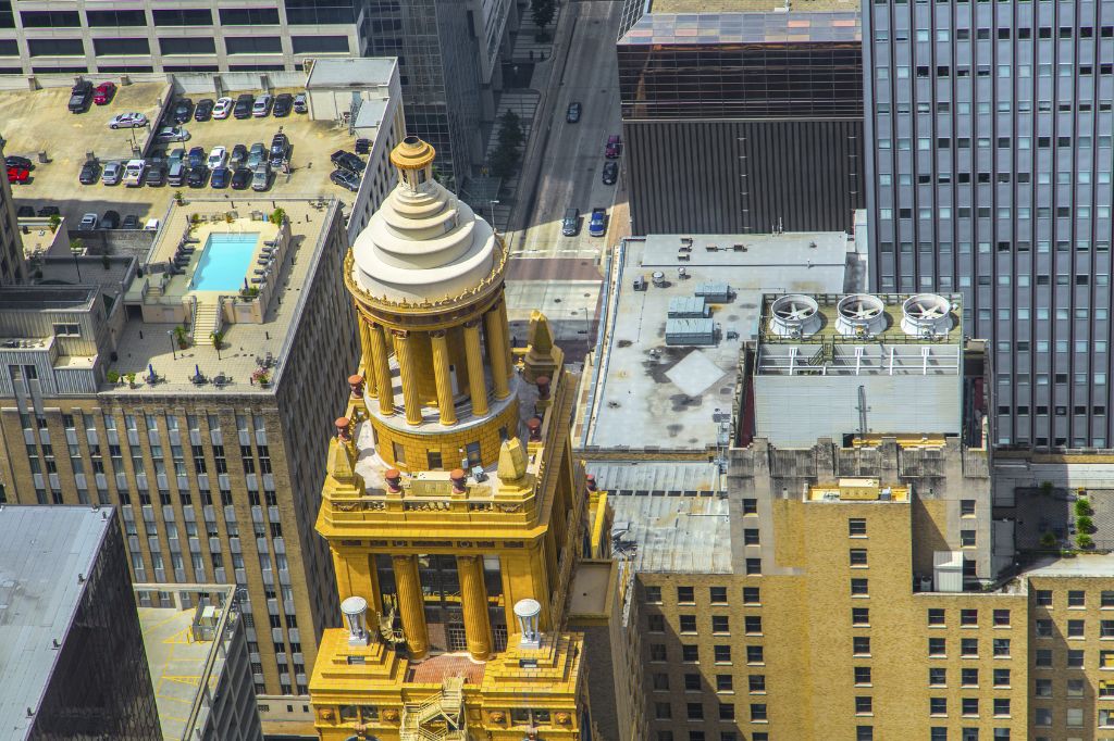 Luftaufnahme von modernen und historischen Gebäuden im Stadtzentrum von Houston bei Tag
