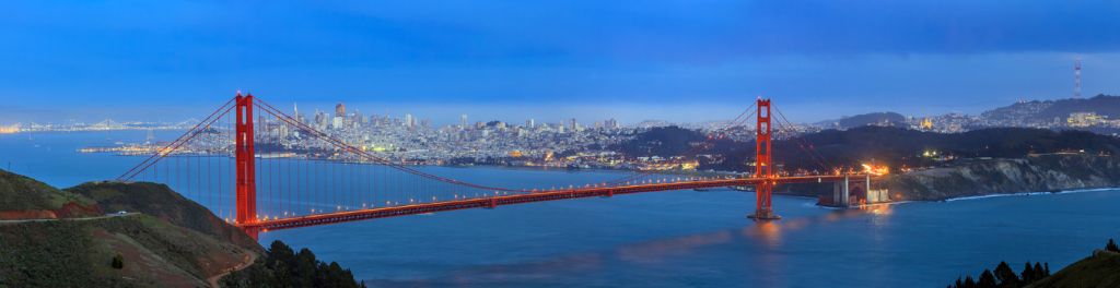 Golden Gate Bridge und das Stadtzentrum von San Francisco in der Dämmerung