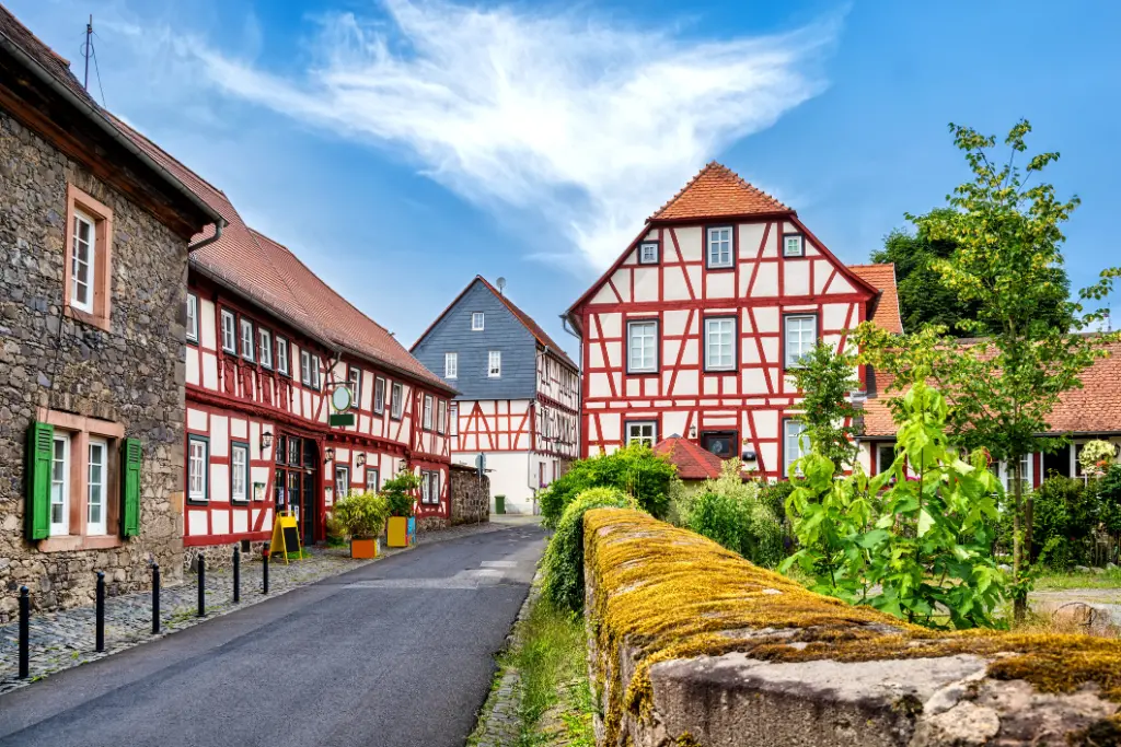 Kleines Dorf Häuserzeile Hessen