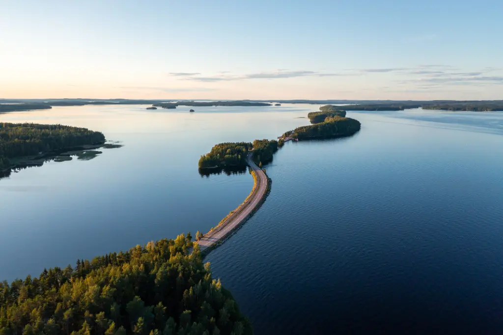 Pulkkilanharju-Kammstraße und ruhiger Päijänne-See im Sommer in Finnland.