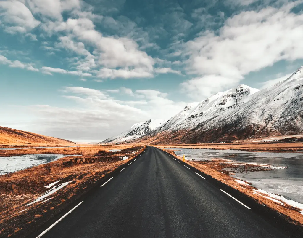 leere isländische Straße